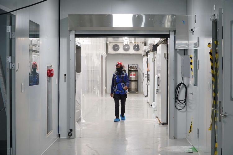 Pekerja melintas di dalam fasilitas fraksionasi plasma PT SK Plasma Core Indonesia di Karawang, Jawa Barat, Kamis (18/12/2025). Setelah proses pembangunan selesai, fasilitas ini mampu mengolah 600.000 liter plasma per tahun. Pabrik plasma terbesar di Asia Tenggara ini diharapkan dapat memenuhi kebutuhan nasional terhadap Produk Obat Derivat Plasma (PODP) seperti albumin dan imunoglobulin intravena.