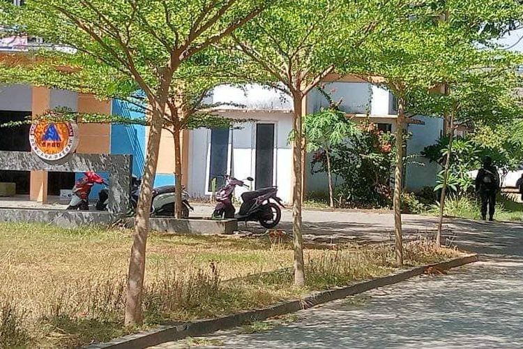 Tampak pengawalan ketat aparat di kantor BPBD Kota Bima, Rabu (30/8/2023).