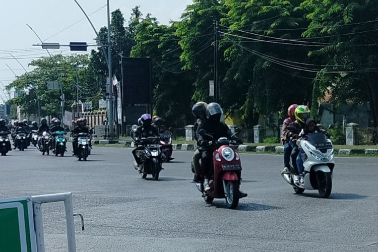 Arus balik kendaraan pemudik motor memadati jalur pantura Kota Tegal, Jawa Tengah, Selasa (25/4/2023).