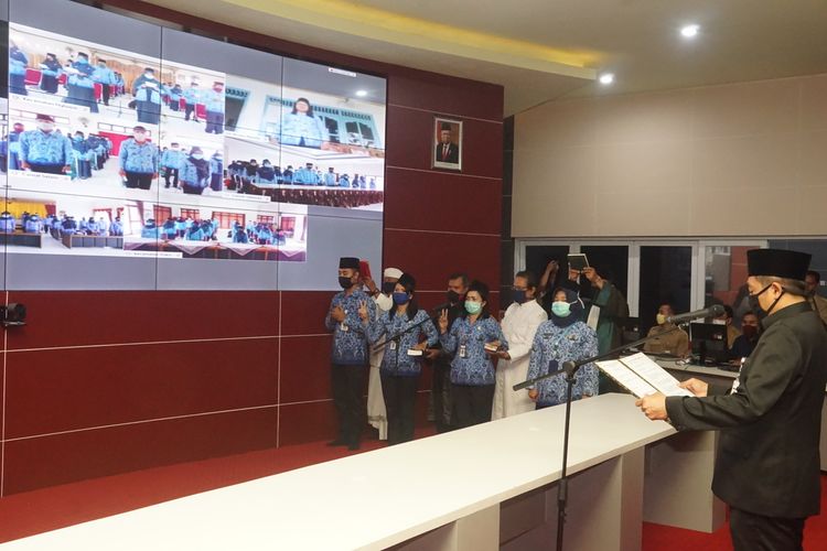 Pengambilan sumpah dilaksanakan secara simbolik menghadirkan beberapa CPNS di Ruang Command Center komplek kantor Pemerintah Kabupaten (Pemkab) Magelang, Selasa (21/4/2020).