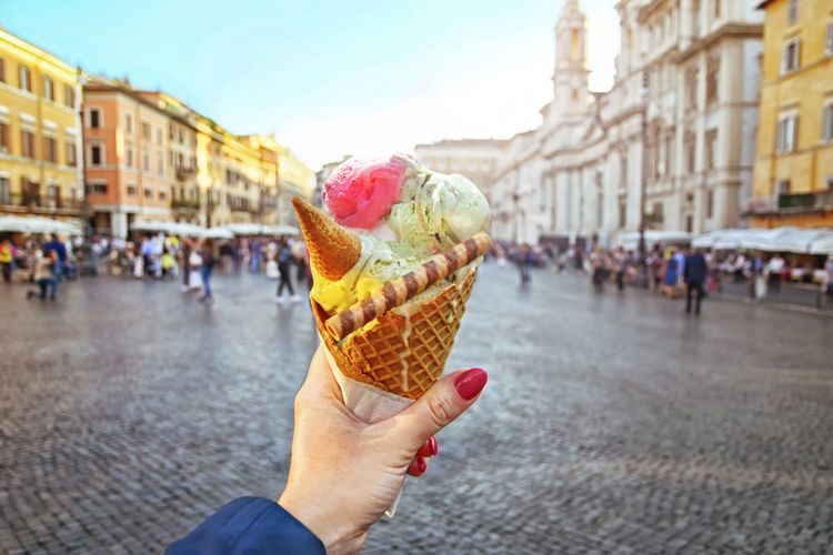 Ilustrasi makan es krim di Piazza Navona, Roma , Italia