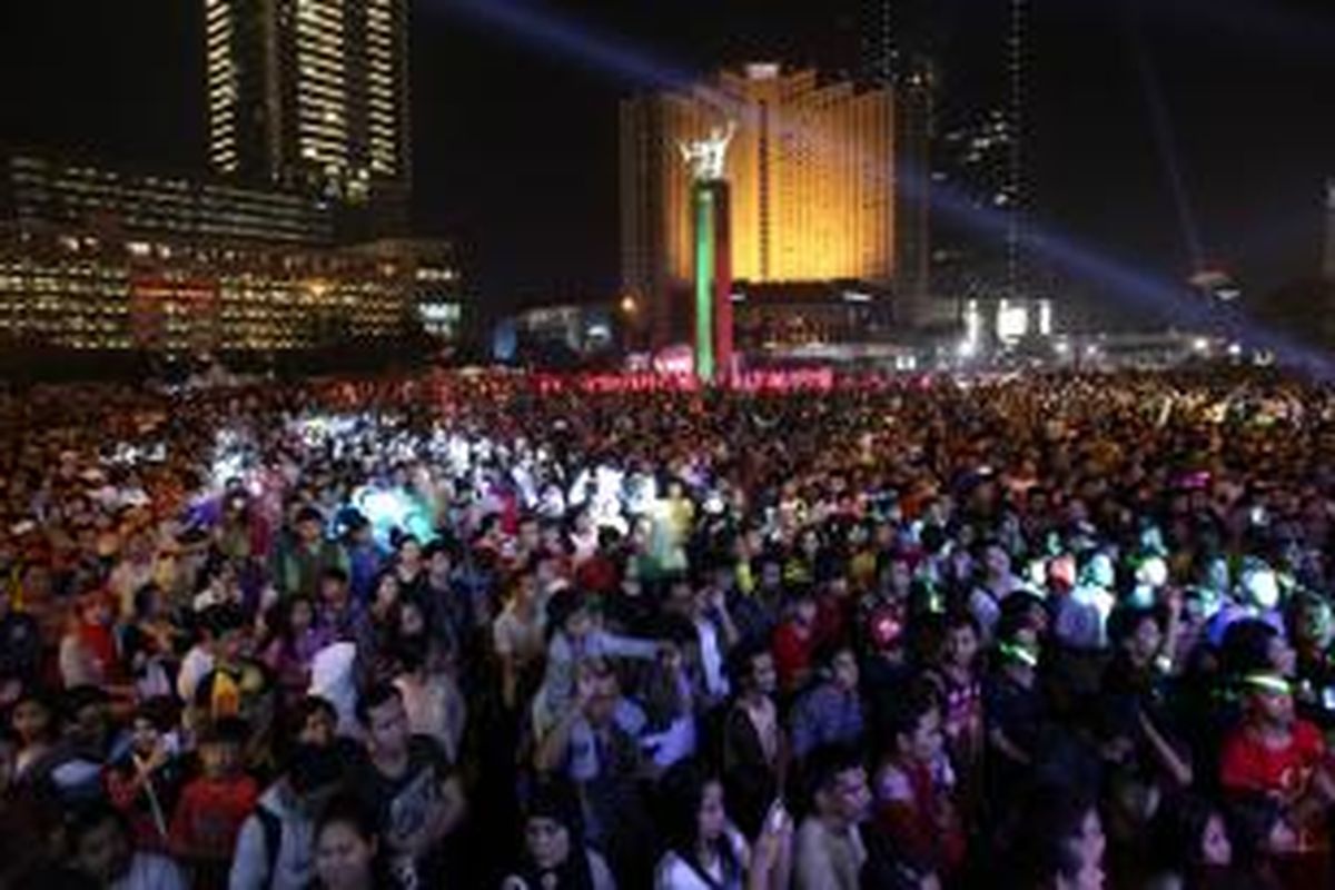 Warga Jakarta memadati Jalan MH Thamrin, Jakarta Pusat, Sabtu (21/6). Menyambut peringatan hari ulang tahun Jakarta ke 487, digelar Jakarta Night Festival, malam muda mudi di sepanjang Jalan MH Thamrin dan Monumen Nasional. Selain pertunjungan musik, acara dimeriahkan dengan penampilan wajah baru bundaran aur mancur patung selamat datang.

Kompas/Lucky Pransiska (UKI)
21-06-2014