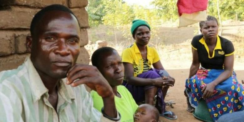 Eric Aniva sang hyena bersama istrinya Fanny dan anak bungsunya di sebuah desa di wilayah selatan Malawi.