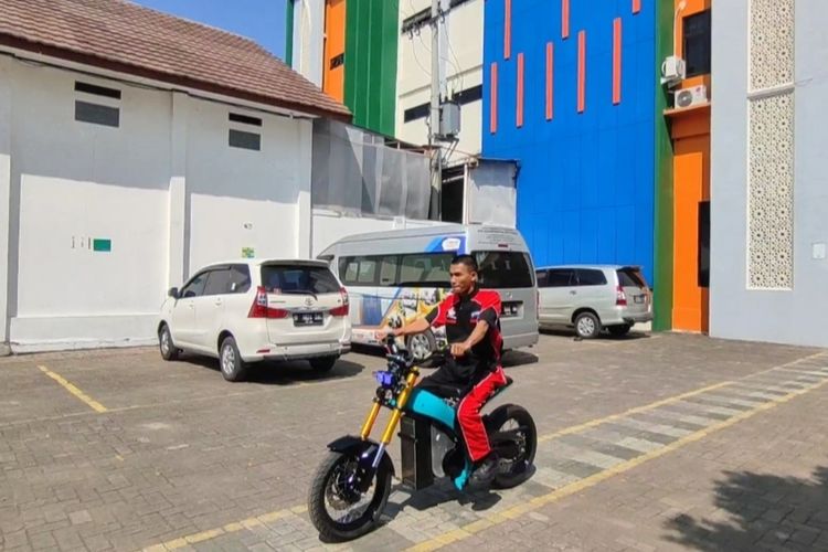 Siswa dan guru SMK Muhammadiyah Lemahabang Cirebon menunjukkan motor listrik yang merupakan inovasi siswa kelas 12, jurusan Teknik Sepeda Motor (TSM) di lingkungan sekolah pada Rabu (26/7/2023)