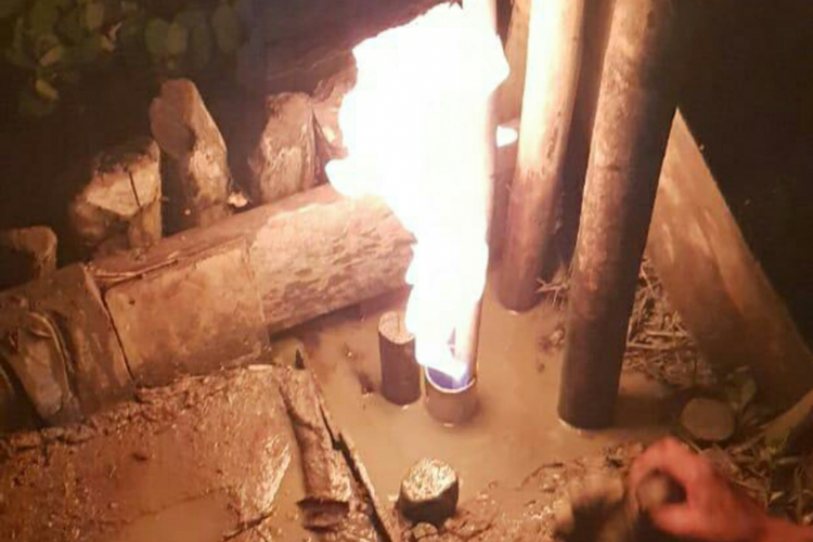 Semburan gas yang dinyalakan api ditemukan warga saat membuat sumur bor di Desa Pulau Burung, Kecamatan Pulau Burung, Kabupaten Inhil, Riau, Rabu (19/12/2018) malam.