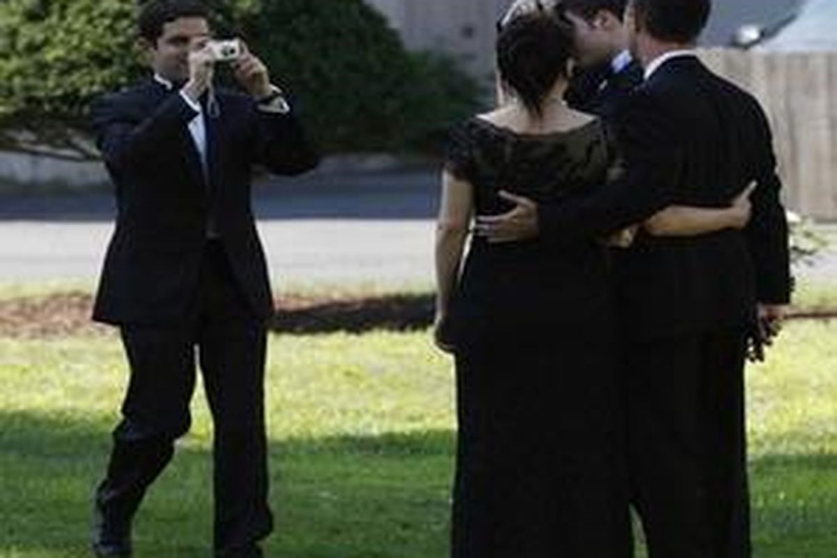 People take photos before boarding a bus at the Delamatar Inn before departing for Chelsea Clinton and Marc Mezvinskys wedding in Rhinebeck, N.Y., on Saturday, July 31, 2010