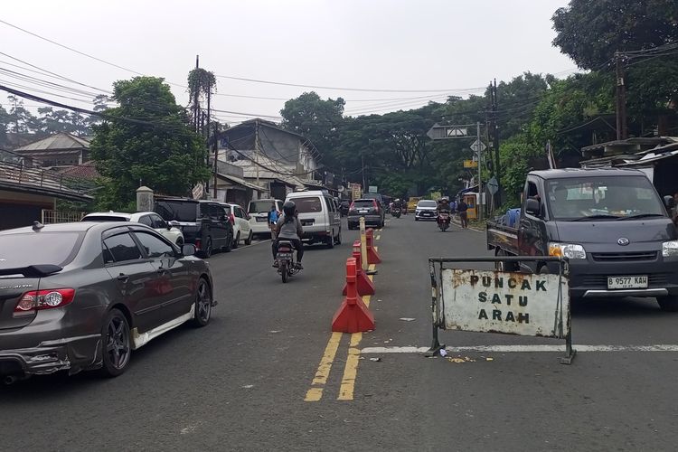 Polisi menerapkan rekayasa lalu lintas berupa skema satu arah atau one way usai ganjil genap di sepanjang jalur wisata Puncak Bogor, Jawa Barat, Selasa (26/12/2023) mulai pukul 12.50 WIB