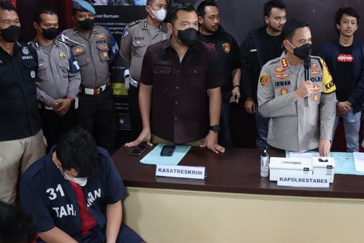 Saat pelaku tabrak lari Giant Permana (28) dihadirkan dalam jumpa pers di Mapolrestabes Semarang. Jumat (12/8/2022)