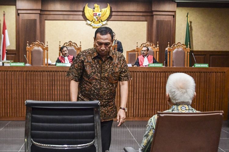 Sekjen Komite Olahraga Nasional Indonesia (KONI) Ending Fuad Hamidy  (kiri) dan Bendahara KONI Johnny E Awuy (kanan) selaku terdakwa menjalani sidang dengan agenda pembacaan tuntutan di Pengadilan Tipikor, Jakarta, Kamis (9/5/2019). Jaksa Penuntut Umum menuntut Ending empat tahun penjara dengan denda Rp150 juta subsider enam bulan kurungan dan Johnny dituntut dua tahun penjara dengan denda Rp100 juta subsider tiga bulan kurungan karena dianggap memberi suap kepada Deputi IV Kemenpora Mulyana untuk mempercepat pencairan dana hibah yang diajukan KONI ke Kemenpora. ANTARA FOTO/Hafidz Mubarak A/hp.