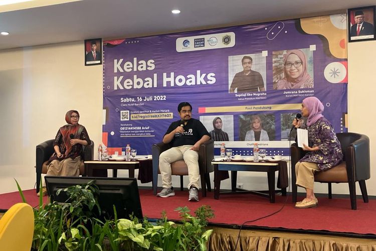 Kemenkominfo bersama Siberkreasi dan Masyarakat Anti Fitnah Indonesia (Mafindo) menggelar pelatihan Kelas Kebal Hoaks di Kendari, Sulawesi Tenggara pada 16 Juli 2022.