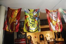 MotoGP Mandalika Hadirkan Peluang: Pedagang Suvenir Jual Bendera Rossi hingga Marquez