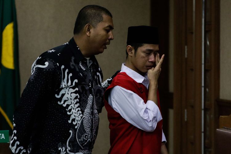 Lutfi Alfiandi (20), pemuda yang fotonya viral sedang menggenggam bendera Merah Putih saat kerusuhan di kawasan DPR, Jakarta, September 2019, tak kuasa menahan tangis usai sidang di Pengadilan Negeri Jakarta Pusat, Rabu (8/01/2020) siang.