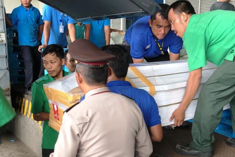 Warga Medan yang jadi korban gempa Palu saat tiba di Bandara Kualanamu, Kamis (4/10/2018).