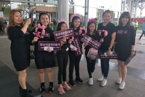 Keluarga Ini Buat Seragam Khusus untuk Tonton Konser BLACKPINK di Indonesia