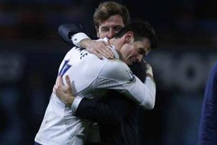 Winger Tottenham Hotspur, Gareth Bale (kiri), berpelukan dengan manajer Andre Villas-Boas.