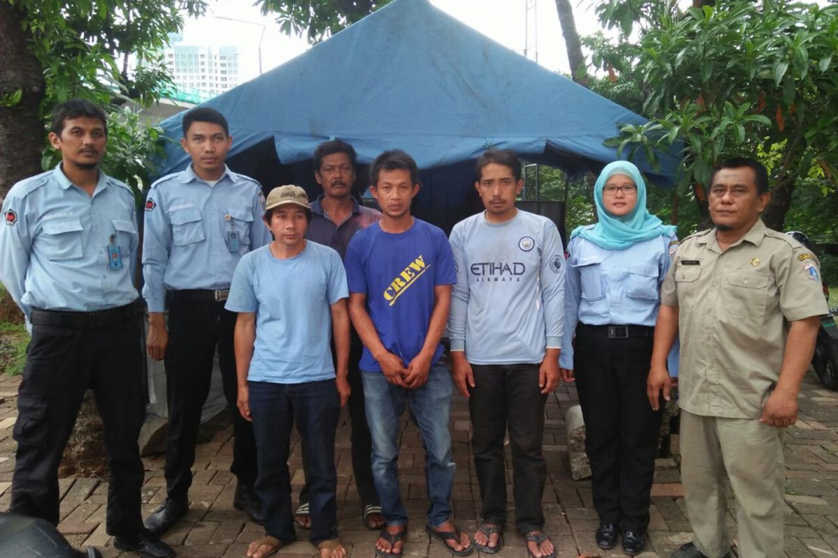 Petugas Pelayanan, Pengawasan dan Pengendalian Sosial (P3S) Suku Dinas Sosial Jakarta Utara membantu memulangkan empat warga Garut yang terlantar di Kelapa Gading