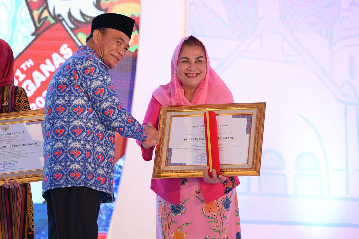 Wali Kota Semarang Hevearita Gunaryanti Rahayu menerima Penghargaan kategori Terinovasi dalam Pembangunan Keluarga 2024 yang diserahkan langsung oleh Menko PMK Muhadjir Effendy dan Kepala BKKBN RI, Hasto Wardoyo saat puncak perayaan Hari Keluarga Nasional (Harganas) Ke-31 di Simpang Lima Semarang, Sabtu (29/6). 