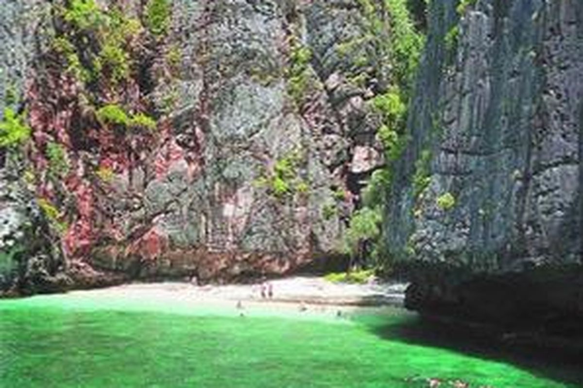 Maya Bay, surga dalam film The Beach. 