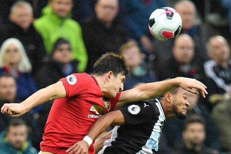 Harry Maguire dan Joelinton berebutan bola di udara pada pertandingan Manchester United vs Newcastle United dalam lanjutan Liga Inggris di Stadion Old Trafford,  6 Oktober 2019. 