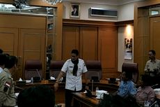 Dengan Leher Berbalut Syal, Sandi Temui Perwakilan Sopir Angkot