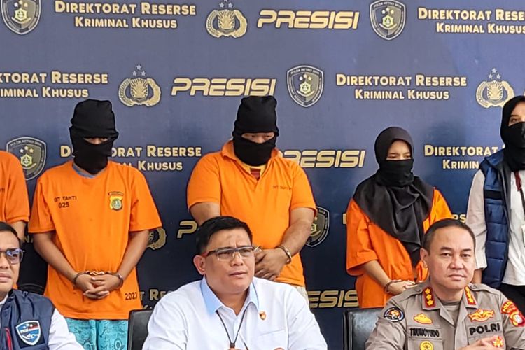 Dirkrimsus Polda Metro Jaya Kombes Ade Safri Simanjuntak (tengah) saat konferensi pers, Senin (11/9/2023).