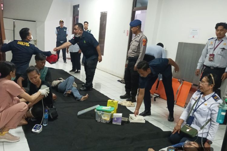 KMP Putri Yasmin Terbakar di Selat Lombok, 35 Penumpang Dievakuasi ke Padangbai