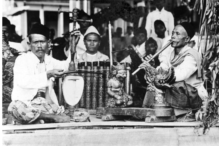 Rebab alat  musik gesek yang terdapat di kesian di Sumatera, Jawa, dan Kalimantan