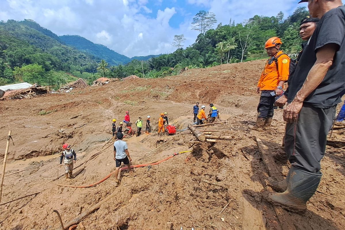Petugas dari tim SAR gabungan melakukan pencarian sejumlah korban yang diduga masih terjebak di bawah material longsor di Kampung Gintung RT 03 RW 04 Desa Cibenda, Kecamatan Cipongkor, Kabupaten Bandung Barat (KBB), Jawa Barat, Senin (24/3/2024).
