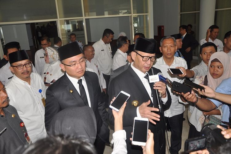 Gubernur Banten Wahidin Halim saat memberikan pernyataan kepada wartawan di gedung DPRD Banten, KP3B, Curug, Kota Serang, Rabu (22/5/2019)