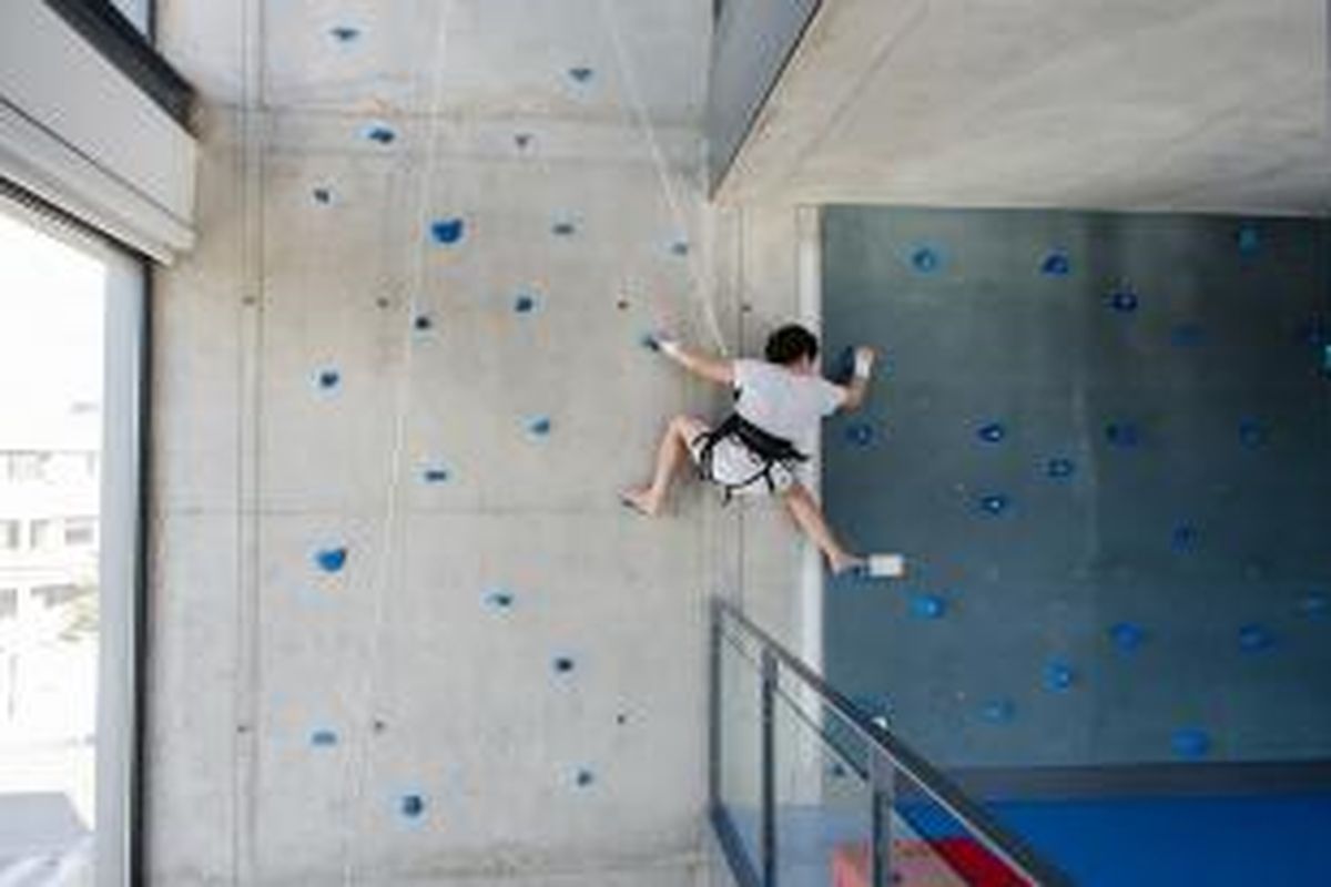 Playoffice memasukkan konsep gimnasium sebagai area bermain anak-anak di ruang tamu, lengkap dengan climbing wall atau dinding panjat artifisial. 