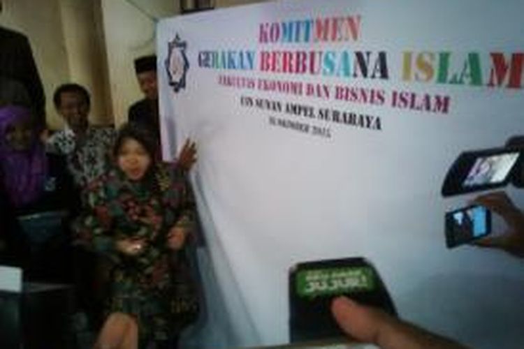 Risma menandatangani komitmen berbusana muslim.