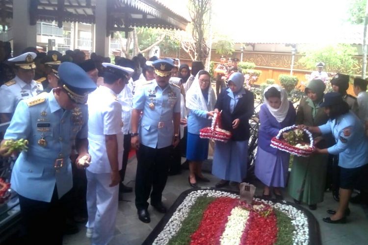 Panglima TNI Marsekal Hadi Tjahjanto, melakukan ziarah ke makam Presiden RI ke-4 KH. Abdurrahman Wahid (Gus Dur), di Pesantren Tebuireng Jombang, Rabu (19/9/2018) siang.