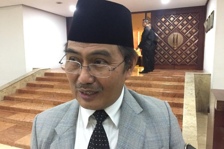 Anggota DPD RI Jimly Asshidiqie di Kompleks Parlemen, Senayan, Jakarta, Senin (6/1/2020).