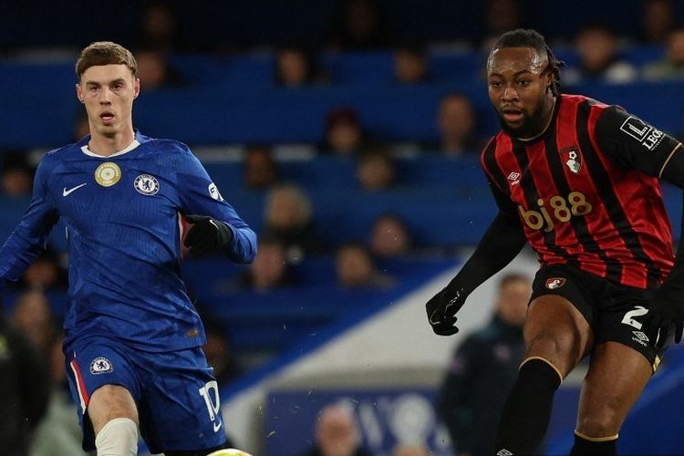 Striker Bournemouth, Antoine Semenyo (kanan), mengoper bola di depan gelandang Chelsea, Cole Palmer (kiri), pada laga Liga Premier Inggris Chelsea vs Bournemouth di Stamford Bridge, London, pada 30 Desember 2025.