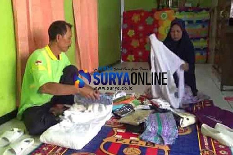 Abdul Chamid dan istrinya Mukhlisoh menyiapkan perlengkapan haji yang bakal dibawanya ke Tanah Suci Mekkah di rumahnya yang sederhana di Jombang.