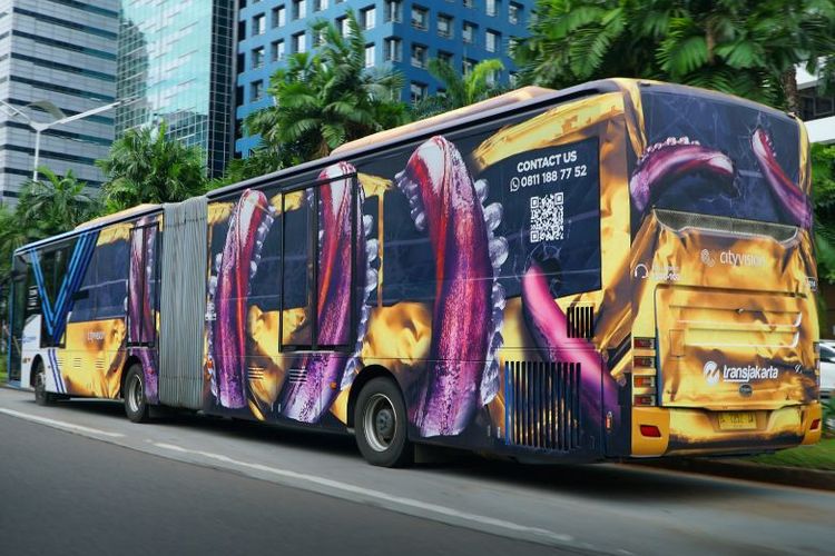 Bus kolaborasi City Vision dan TransJakarta. 