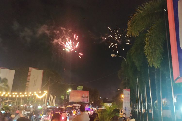 Pesta kembang api mewarnai malam.pergantian tahun di Kota Ambon, Jumat malam (31/12/2021)