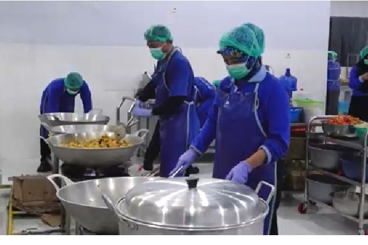 Petugas SPPG Kalikajar 1 Purbalingga saat menyiapkan menu MBG. Kepala BGN pada Jumat (10/10/2025) mengatakan, akan turunkan 5.000 juru masak profesional ke SPPG untuk MBG aman, higienis, dan bernutrisi, dukung program prioritas nasional.