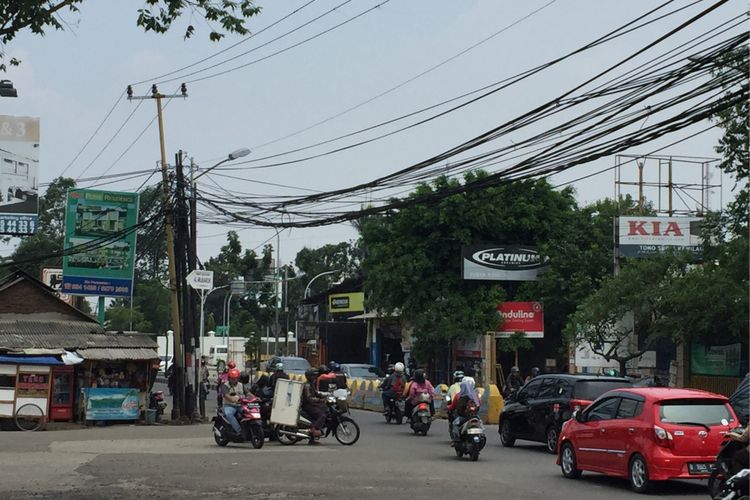 Kondisi tiang listrik di sejumlah jalan yang ada di Kota Tangerang, Rabu (4/10/2017) siang. Beberapa tiang listrik nampak miring, berkarat, serta kabel listrik terpasang dengan kusut bahkan terputus dan menggantung hingga dapat mengenai orang yang melintas. 