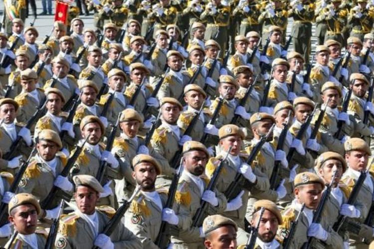 Pasukan Iran berbaris dalam parade Hari Angkatan Darat Nasional di luar Teheran, April 2016.
