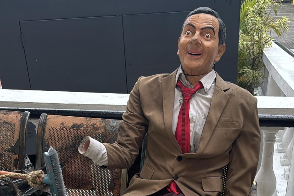 Patung Mr Bean di Museum Angkut, Kota Batu, Jawa Timur dapat terselamatkan dari peristiwa kebakaran yang melanda zona Eropa, London. 