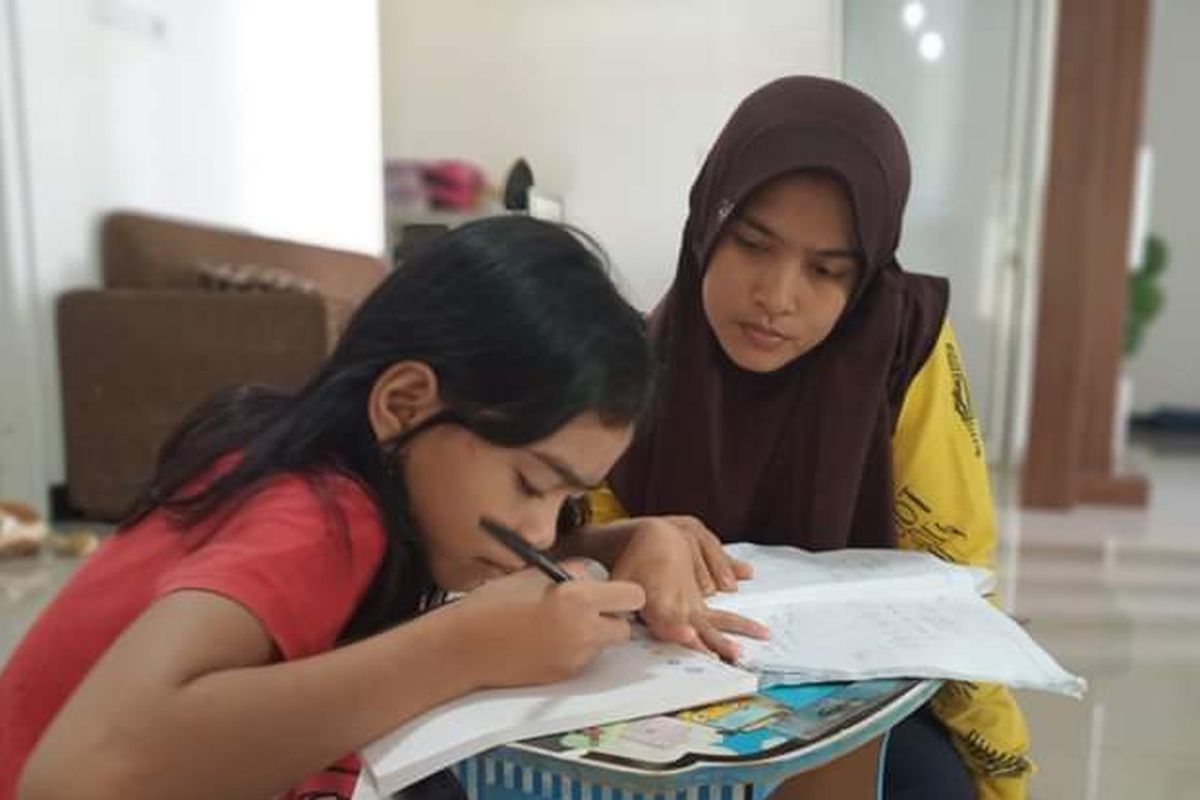 Para orangtua siswa SDN 2 Patukangan, Kendal, Jawa Tengah bersepakat dengan sekolah untuk meluangkan waktu mendampingi anaknya selama mereka belajar dari rumah.