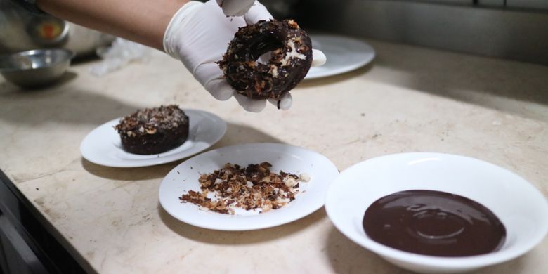 Proses pembuatan brownies donut (brownut) megono. Megono yang merupakan kudapan khas Pekalongan dikeringkan dan dijadikan toping bersama brownies donut yang dilumuri saus cokelat.