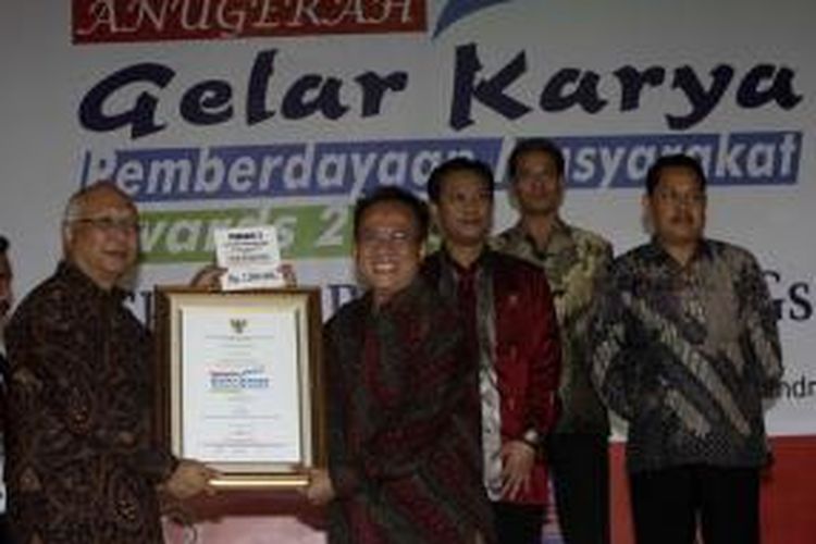 Deputi Menko Kesra Sujana Royat menyerahkan GKPM Awards 2013 kepada Arif Mujahidin, Corporate Affairs Head Sarihusada. Sarihusada menerima 3 penghargaan untuk CSR Best Practices for MDGs 2013