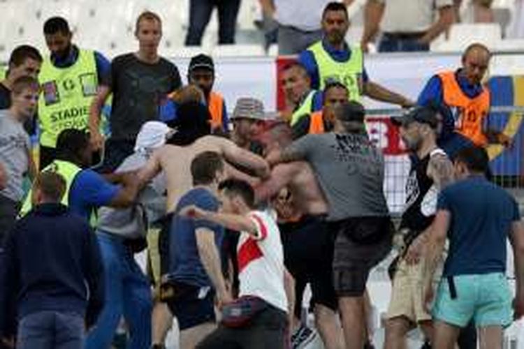 Pendukung Rusia dan Inggris terlibat kerusuhan di Stade Velodrome, Marseille, pada Sabtu (11/6/2016) waktu setempat.