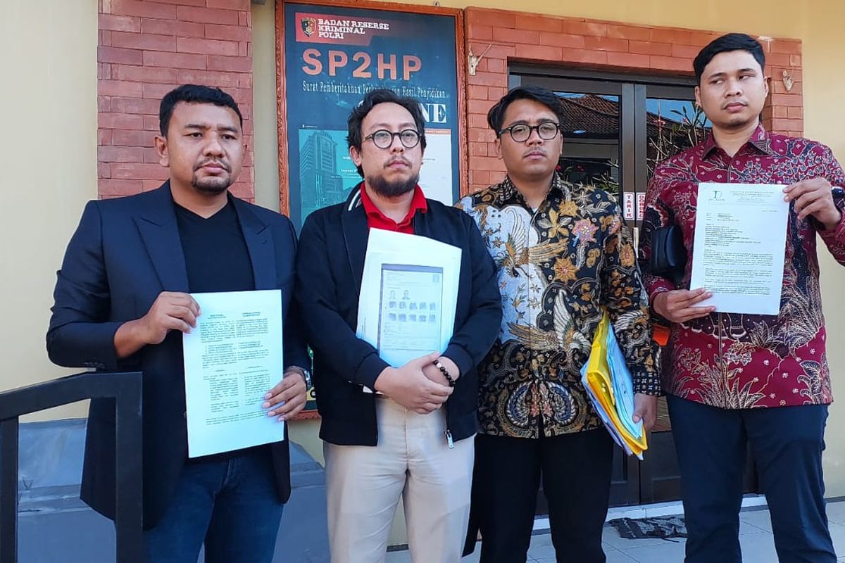 Tim penasihat hukum warga negara Kanada, berinisial SG (50), saat mendatangi Polda Bali pada Minggu (4/6/2023). SG merupakan buronan Interpol dengan status red notice sejak Agustus 2022 atas dugaan kasus penipuan dan pemalsuan di Kanada. Kompas.com/ Yohanes Valdi Seriang Ginta