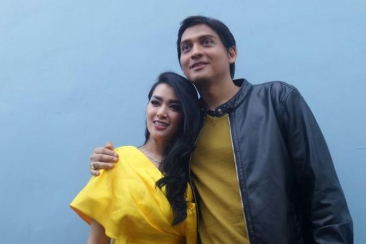 Lucky Hakim bersama istrinya, Tiara Dewi, diabadikan di Gedung Trans, Mampang Prapatan, Jakarta Selatan, Senin (23/1/2017).