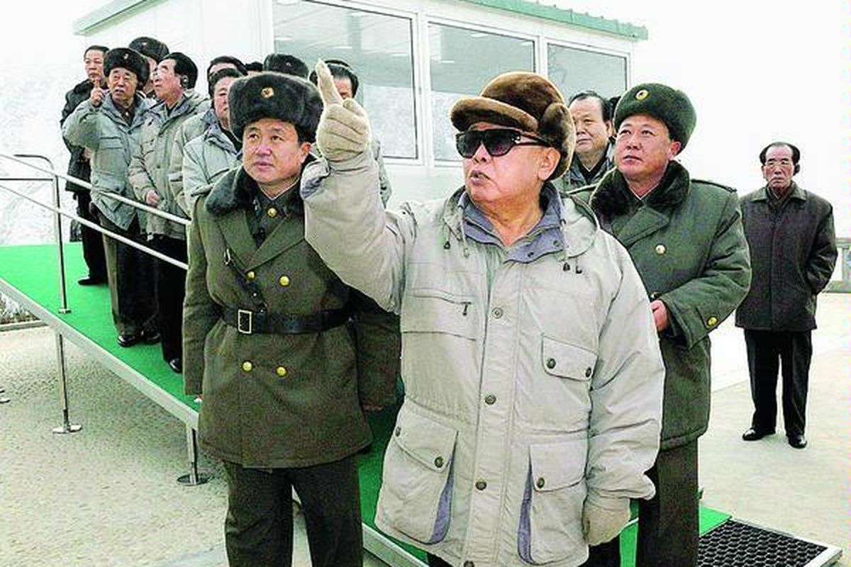 Korea Utara, Rabu (22/12), merilis gambar pemimpin KorutKim Jong Il (tengah) ketika ia mengunjungi sebuah lokasipembangunan di pembangkit listrik Huichon, Provinsi Chagang, Korut. Pihak Korut mengumumkan tanggal 23 Desember 2010 itu sebagai hari libur umum untuk memperingati hari ulang tahun anak bungsu sang pemimpin.