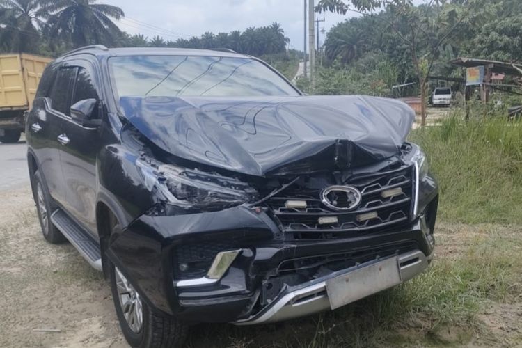 Mobil Wabup Siak, Husni Merza mengalami kerusakan usai bertabrakan dengan truk trailer milik PT RAPP, di Kabupaten Siak, Riau, Rabu (8/3/2023).