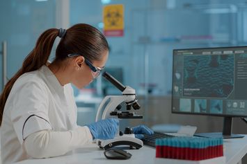 Fungsi Penjepit Mikroskop dalam Pengamatan Mikroskopis